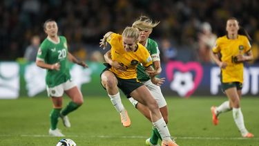 La australiana Ellie Carpenter (izquierda) disputa el balón con la irlandesa Katie McCabe en el Mundial femenino, el jueves 20 de julio de 2023, en Sídney, Australia. (AP Foto/Rick Rycroft)