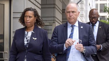 ARCHIVO – La alcaldesa del Distrito de Columbia, Muriel Bowser, izquierda, y el fiscal general de la entidad, Brian Schwalb, salen de un tribunal federal en Washington, el viernes 15 de agosto de 2025. (AP Foto/Mark Schiefelbein, Archivo)