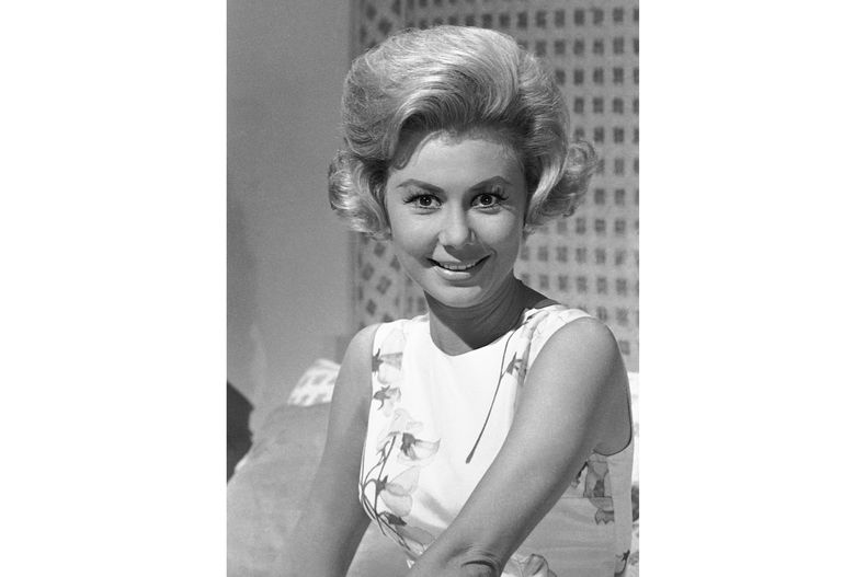 ARCHIVO - Mitzi Gaynor en Los Ángeles el 10 de octubre de 1962. Gaynor, una de las últimas supervivientes de la llamada época dorada del musical de Hollywood, murió por causas naturales en Los Ángeles el jueves 17 de octubre de 2024. Tenía 93 años. (Foto AP/Don Brinn, archivo)