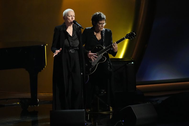Annie Lennox rinde homenaje a Sinead OConnor en la 66a entrega anual de los Premios Grammy el domingo 4 de febrero de 2024 en Los Ángeles. (Foto AP/Chris Pizzello)