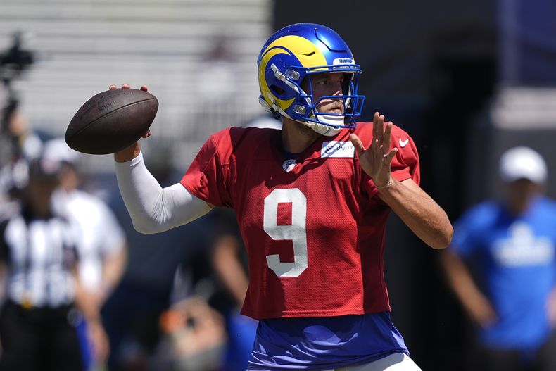 Matthew Stafford, quarterback de los Rams de Los Ángeles, lanza un pase durante una práctica conjunta con los Cowboys de Dallas, el miércoles 14 de agosto de 2024, en Oxnard, California (AP Foto/Ryan Sun)