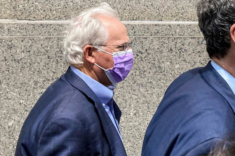 El exrepresentante republicano Stephen Buyer (izq) camina detrás de su abogado al salir del tribunal en Nueva York el 27 de julio del 2022. (AP foto/Larry Neumeister)