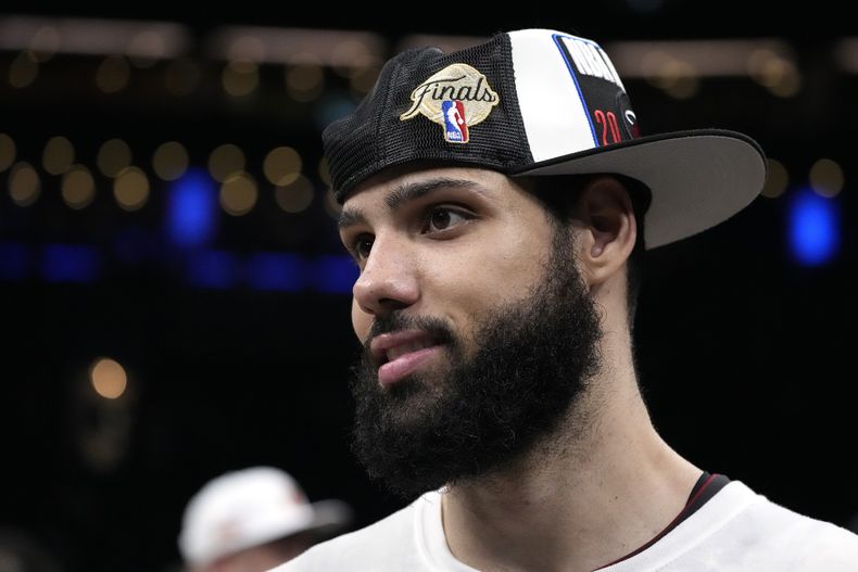 Caleb Martin, del Heat de Miami, contempla el festejo tras vencer a los Celtics de Boston en la final de la Conferencia Este, el lunes 29 de mayo de 2023 (AP Foto/Michael Dwyer)