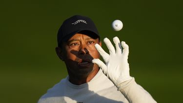 Tiger Woods atrapa una pelota de golf en el campo de prácticas durante una ronda de práctica previa al torneo de golf Masters en el Augusta National Golf Club, el lunes 8 de abril de 2024, en Augusta, Georgia. (AP Foto/Matt Slocum)