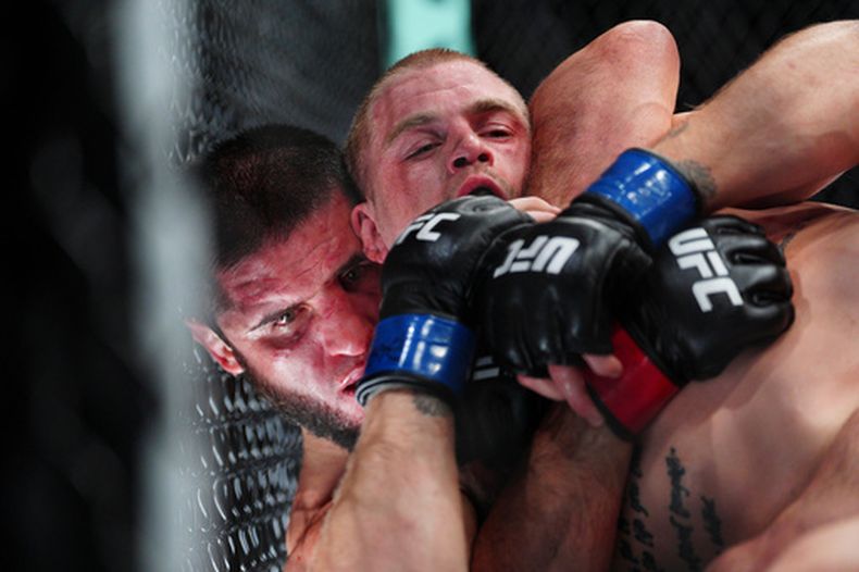 Islam Makhachev e Ian Machado Garry luchan en la función UFC 330, el domingo 16 de agosto de 2026 en Filadelfia (AP Foto/Derik Hamilton)
