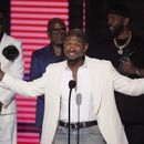 Usher acepta el reconocimiento a la trayectoria en los premios BET el domingo 30 de junio de 2024 en el Peacock Theatre de Los Ángeles. Babyface, atrás a la izquierda, y L.A. Reid, atrás al centro, miran. (Foto AP/Chris Pizzello)