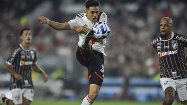 Pablo Solari, de River Plate de Argentina, controla el balón durante el partido contra Fluminense de Brasil, en la Copa Libertadores, el miércoles 7 de junio de 2023. (AP Foto/Gustavo Garello)