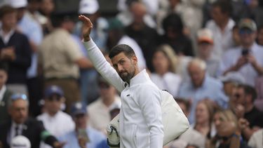 El serbio Novak Djokovic se despide de los aficionados de la Cancha Central después de derrotar al australiano Alex de Minaur durante la cuarta ronda del Campeonato de Tenis de Wimbledon, el lunes 7 de julio de 2025, en Londres. (AP Foto/Kin Cheung)