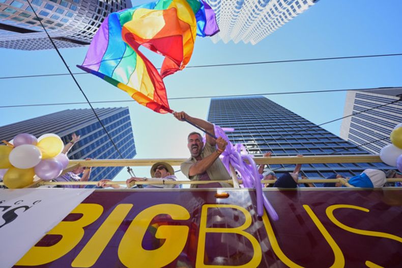 ARCHIVO – Varias personas participan en el Desfile del Orgullo, el 29 de junio de 2025, en San Francisco. (AP Foto/Godofredo A. Vásquez, Archivo)