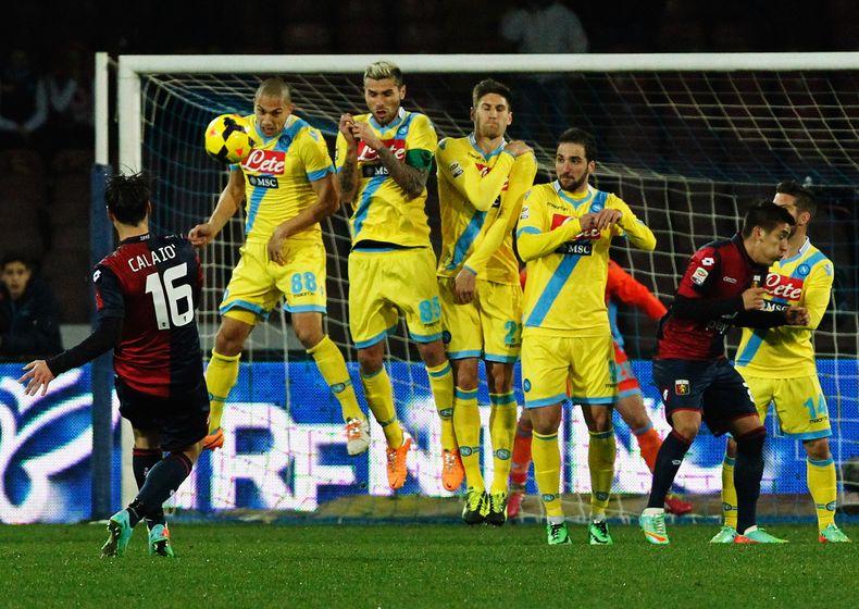 Emanuele Calaio, del Genoa, anota mediante un tiro libre en un partido de la Serie A italiana frente al Napoli, el lunes 24 de febrero de 2014 (AP Foto/Pressphoto)