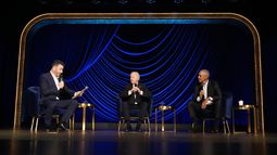 El presidente Joe Biden y el expresidente Barack Obama escuchan durante un evento de campaña de Biden moderado por Jimmy Kimmel en el Peacock Theatre, el sábado 15 de junio de 2024, en Los Ángeles. (Foto AP/Alex Brandon)