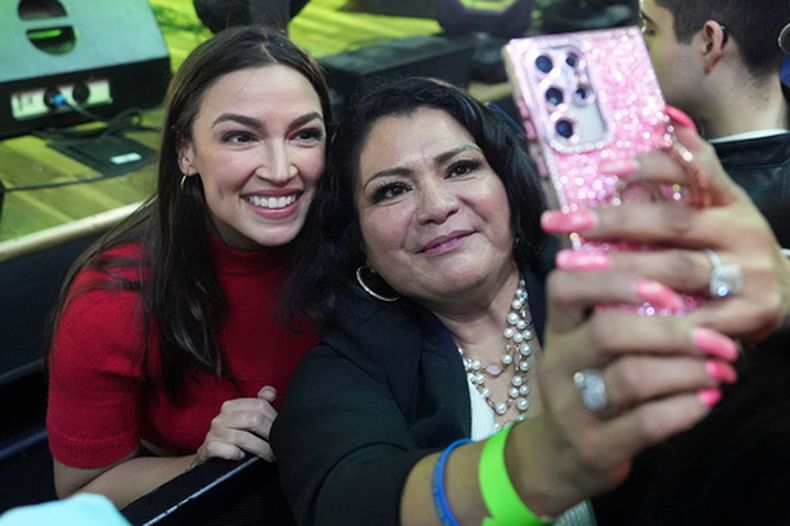 La representante demócrata de Nueva York, Alexandria Ocasio-Cortez, izquierda, posa para una foto con una simpatizante en un mitin de campaña a favor de Randy Villegas, candidato demócrata al Congreso por el 22do Distrito de California, el viernes 23 de octubre de 2026, en Bakersfield, California. (AP Foto/Jae C. Hong)