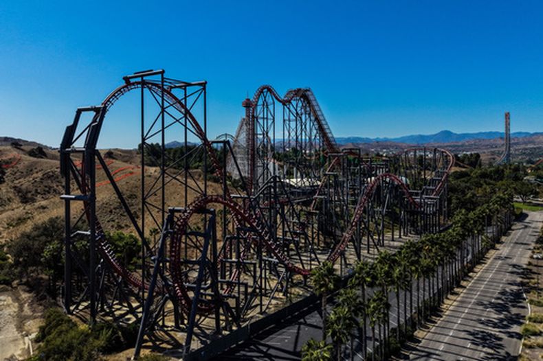 Vista aérea de la montaña rusa X2 en Six Flags Magic Mountain en Valencia, California, el 23 de septiembre de 2026. (AP Foto/Jae C. Hong)