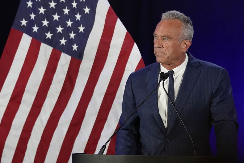 El candidato independiente a la presidencia Robert F. Kennedy Jr. anuncia que suspenderá su campaña presidencial durante una conferencia de prensa el viernes 23 de agosto de 2024, en Phoenix. (AP Foto/Darryl Webb)