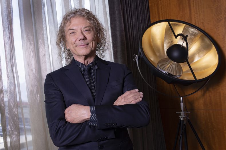 Jerry Harrison de la banda Talking Heads posa para promover la reedición de la película Stop Making Sense en el Festival Internacional de Cine de Toronto el lunes 11 de septiembre de 2023, en Toronto. (Foto Joel C Ryan/Invision/AP)