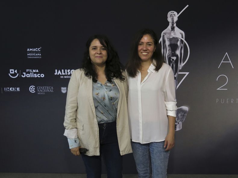 Las directoras Astrid Rondero, a la izquierda, y Fernanda Valadez de la película Sujo posan para un retrato en la 67ª edición del almuerzo de los nominados al Premio Ariel de México en la Ciudad de México, el miércoles 20 de agosto de 2025. (Foto AP/Berenice Bautista)