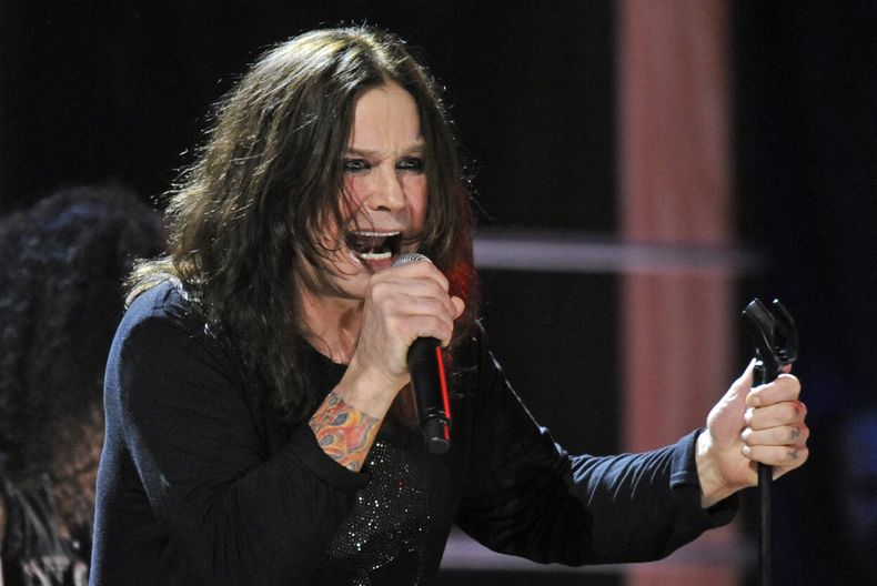 ARCHIVO - Ozzy Osbourne se presenta en el concierto del 25º aniversario del Salón de la Fama del Rock & Roll el 30 de octubre de 2009, en Nueva York. (Foto AP/Henny Ray Abrams, archivo)