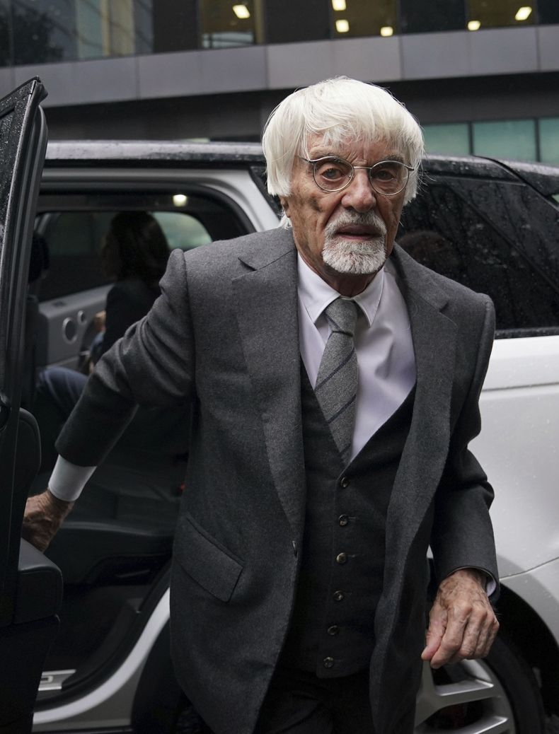 Bernie Ecclestone, el exjefe de la Fórmula Uno, a su llegada juzgado de Southwark, el jueves 12 de octubre de 2023, en Londres. (Lucy North/PA vía AP)