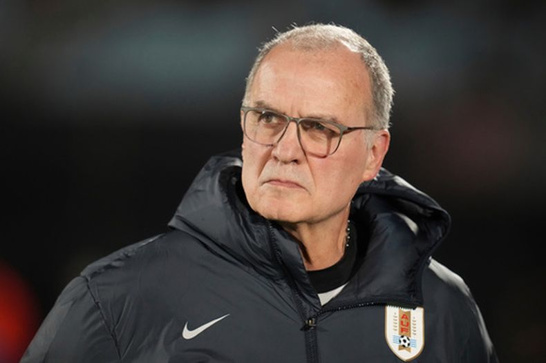 ARCHIVO - El técnico de Uruguay Marcelo Bielsa previo al partido contra Perú por las eliminatorias del Mundial, el jueves 4 de septiembre de 2025, en Montevideo. (AP Foto/Matilde Campodónico)