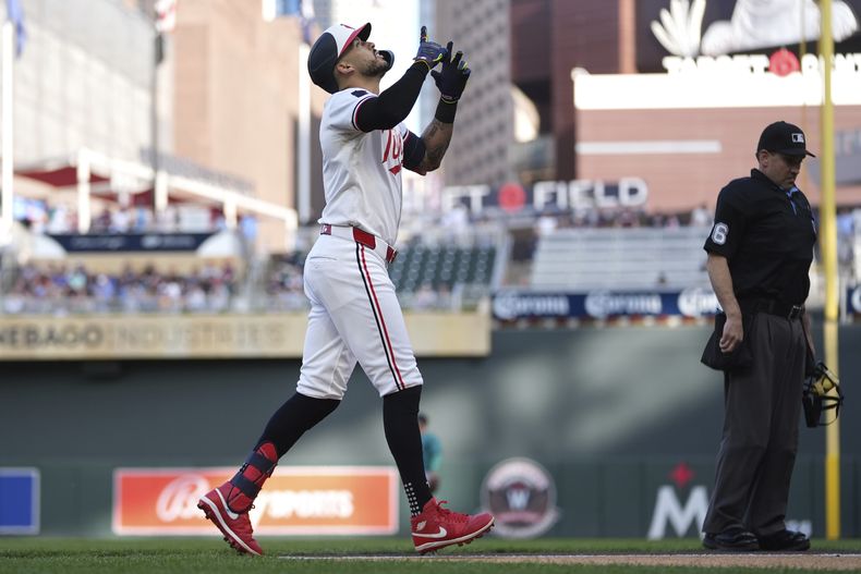 El puertorriqueño Carlos Correa, de los Mellizos de Minnesota, festeja luego de batear un jonrón solitario en el juego del miércoles 8 de mayo de 2024, ante los Marineros de Seattle (AP Foto/Abbie Parr)