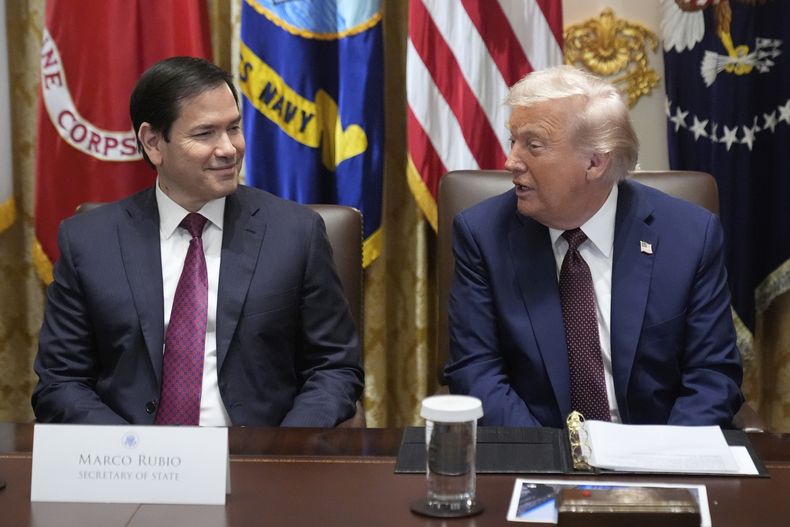 El presidente Donald Trump habla durante una reunión de su gabinete el martes 26 de agosto de 2025, en la Casa Blanca, en Washington. A la izquierda está el secretario de Estado, Marco Rubio. (AP Foto/Mark Schiefelbein)