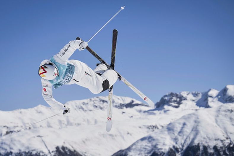 ARCHIVO - El canadiense Michael Kingsbury compite en Freestyle durante lel Campeonato Mundial en St. Moritz, Suiza, el miércoles 19 de marzo de 2025 (Gian Ehrenzeller/Keystone via AP, archivo)