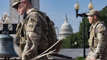 Elementos de la Guardia Nacional vigilan a la entrada de Union Station cerca del Capitolio, el 14 de agosto del 2025, en Washington. (AP Foto/J. Scott Applewhite)