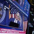Una conferencia de prensa del presidente de la Reserva Federal, Jerome Powell, aparece en un monitor del piso de la Bolsa de Valores de Nueva York, el 1 de mayo de 2024. (AP Foto/Seth Wenig, Archivo)