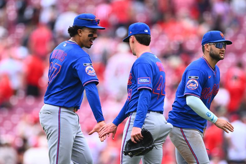 El pitcher Austin Warren celebra con sus compañeros de los Mets de Nueva York Mark Vientos y Bo Bichette tras el juego ante los Rojos de Cincinnati el miércoles 17 de junio del 2026. (AP Foto/Ben Jackson)