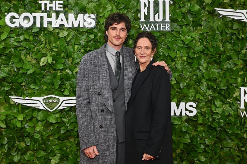 Jacob Elordi, a la izquierda, y Melissa Elordi asisten a los Premios Gotham en Cipriani Wall Street el lunes 1 de diciembre de 2025, en Nueva York. (Foto Evan Agostini/Invision/AP)