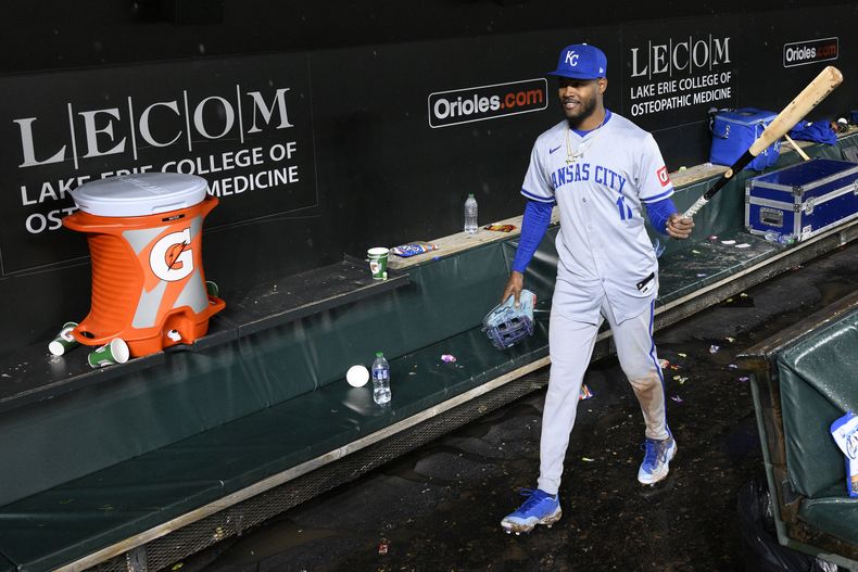 El venezolano de los Reales de Kansas City Maikel García camina en banquillo luego del juego de béisbol ante los Orioles de Baltimore, el martes 2 de abril de 2024, en Baltimore. (AP Foto/Nick Wass)