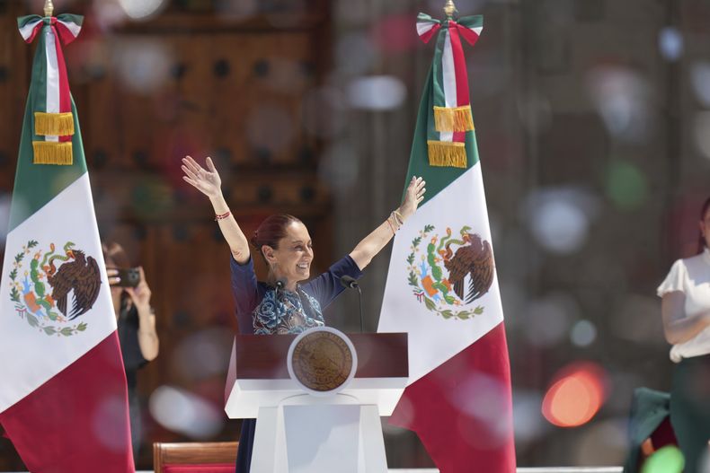 La presidenta Claudia Sheinbaum hace un gesto a sus partidarios en un mitin que convocó para celebrar la decisión del presidente estadounidense Donald Trump de posponer los aranceles a los productos mexicanos por un mes en el Zócalo, la plaza principal de la Ciudad de México, el domingo 9 de marzo de 2025. (Foto AP/Eduardo Verdugo)