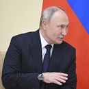 El presidente ruso Vladímir Putin habla con el presidente de Guinea Ecuatorial, Teodoro Obiang Nguema Mbasogo, en Moscú, Rusia, el 2 de noviembre de 2023. (Grigory Sysoyev, Sputnik, Kremlin Pool Photo vía AP)