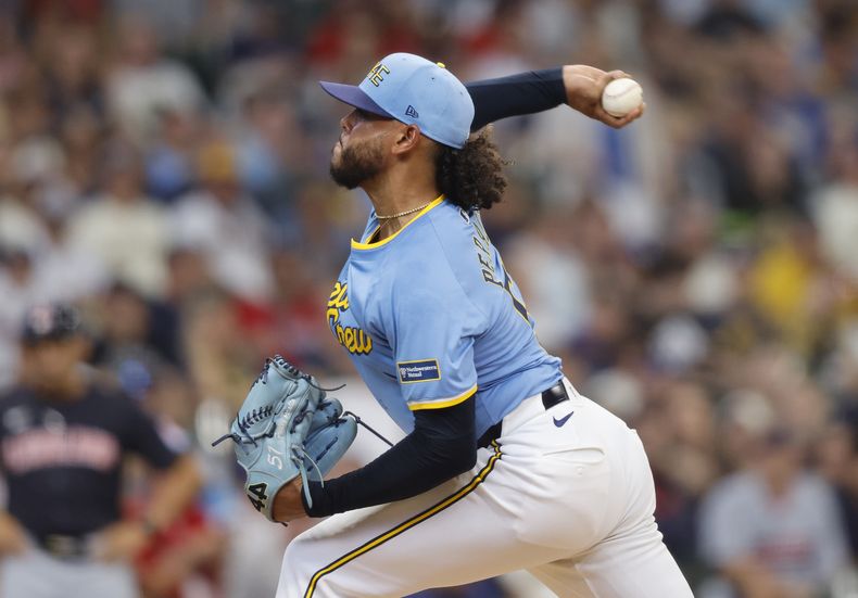 El dominicano Freddy Peralta, de los Cerveceros de Milwaukee, lanza en el juego ante los Guardianes de Cleveland, el sábado 17 de agosto de 2024 (AP Foto/Jeffrey Phelps)