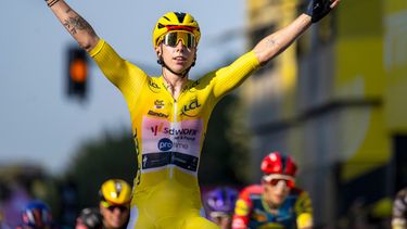 Lorena Wiebes (de los Países Bajos, del equipo SD Worx-Protime) celebra al cruzar la línea de meta para ganar la segunda etapa, de 149 km entre Aigle y Ginebra, durante el Tour de Francia Femenino (Tour de France Femmes), en Ginebra, Suiza, el domingo 2 de agosto de 2026. (Jean-Christophe Bott/Keystone vía AP)