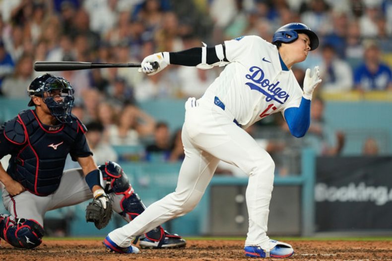 Shohei Ohtani, jugador de doble función de los Dodgers de Los Ángeles, se poncha al batear durante la séptima entrada del segundo partido de la Serie Divisional de la Liga Nacional contra los Bravos de Atlanta, el domingo 4 de octubre de 2026, en Los Ángeles. (Foto AP/Mark J. Terrill)