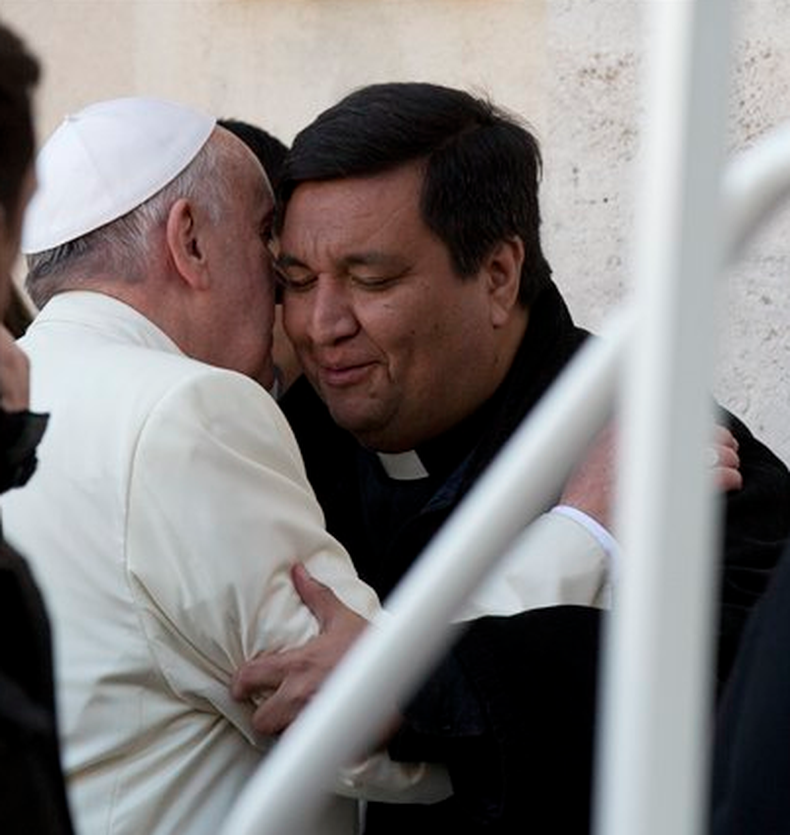 El papa Francisco saluda al sacerdote argentino Fabián Báez, a quien invitó a recorrer la Plaza de San Pedro en su papamóvil durante la audiencia general del miércoles 8 de enero de 2014.  (AP Photo/Alessandra Tarantino)