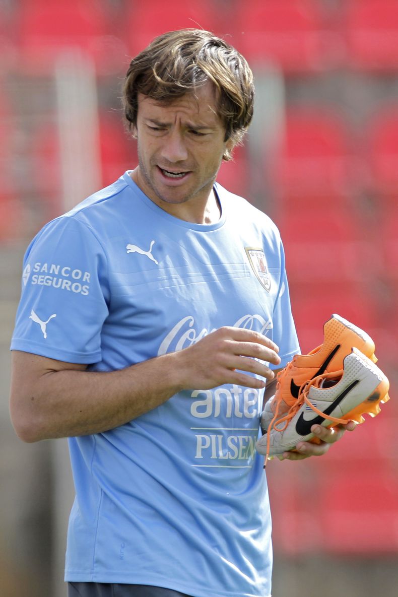 El defensor uruguayo Diego Lugano durante un entrenamiento en Sete Lagoas, Brasil, el martes 17 de junio de 2014. (AP Foto/Bruno Magalhaes)
