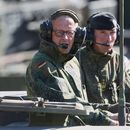 El canciller alemán Friedrich Merz conduce el vehículo blindado Boxer durante su visita al ejército en la base de la Bundeswehr en Münster, Alemania, el jueves 30 de abril de 2026. (Foto AP/Markus Schreiber, pool)