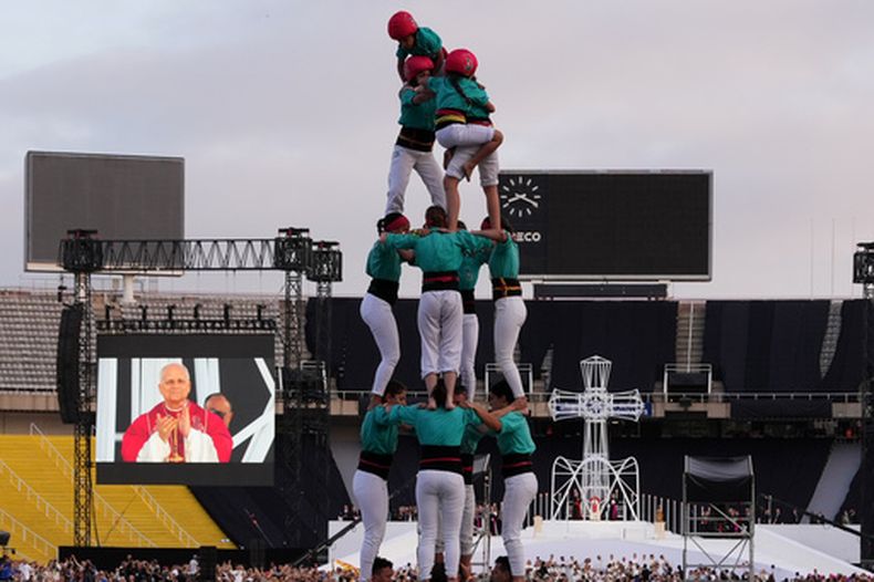 Un grupo de ejecutantes forman una torre humana, conocida como castell, para el papa León XIV, que encabezó una vigilia de oración en el Estacio Olímpico Lluis Companys, en Barcelona, el martes 9 de junio de 2026. (AP Foto/Alessandra Tarantino)
