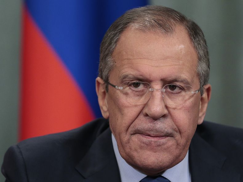 El ministro de Exteriores de Rusia, Sergey Lavrov escucha una pregunta de periodistas durante una conferencia de prensa conjunta con el ministro de Exteriores alem&aacute;n, Frank-Walter Steinmeier, en Mosc&uacute;, Rusia, el 18 de noviembre de 2014. (Fot