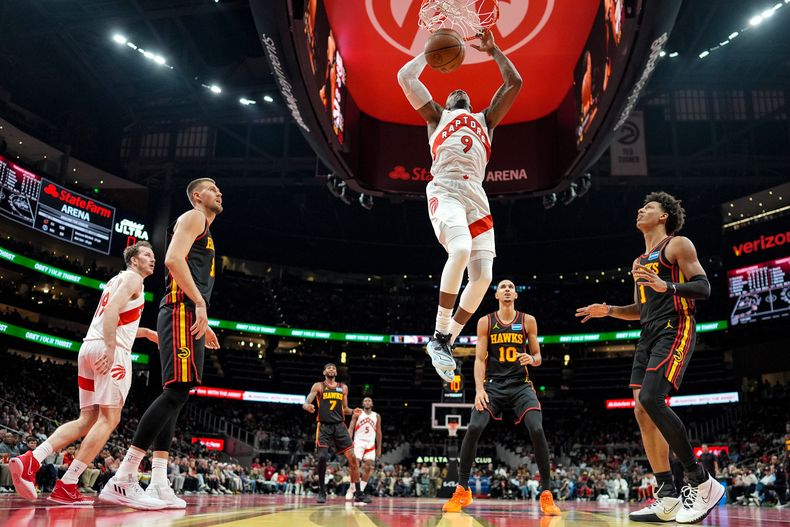 RJ Barrett (9), de los Raptors de Toronto, retaca el balón frente a los Hawks de Atlanta durante la primera mitad del juego de baloncesto de la Copa NBA, el viernes 7 de noviembre de 2025, en Atlanta. (AP Foto/Mike Stewart)