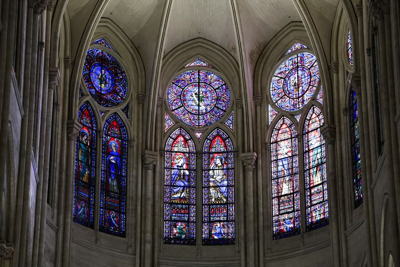 Vitrales en el corazón de la Catedral de Notre-Dame de París mientras el presidente francés Emmanuel Macron visita los interiores restaurados del monumento, el viernes 29 de noviembre de 2024, en París. (Stephane de Sakutin, Pool via AP)