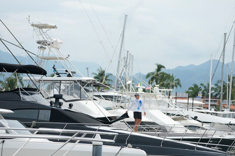 Un hombre cubre una ventana en un barco mientras el huracán Simón se acerca a Puerto Vallarta, México, el sábado 10 de octubre de 2026. (AP Foto/Fernando Llano)