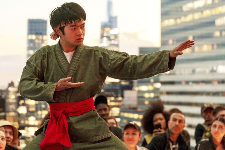 Esta imagen publicada por Sony Pictures muestra a Ben Wang en una escena de Karate Kid: Legends. (Jonathan Wenk/Sony Pictures via AP)