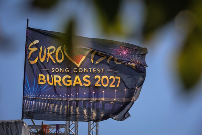 ARCHIVO - Una bandera de Eurovisión ondea en el puerto de Burgas, en la costa búlgara del mar Negro, que albergará la 71ra edición del Festival de la Canción de Eurovisión en 2027, el 14 de agosto de 2026. (AP Foto/Valentina Petrova, archivo)