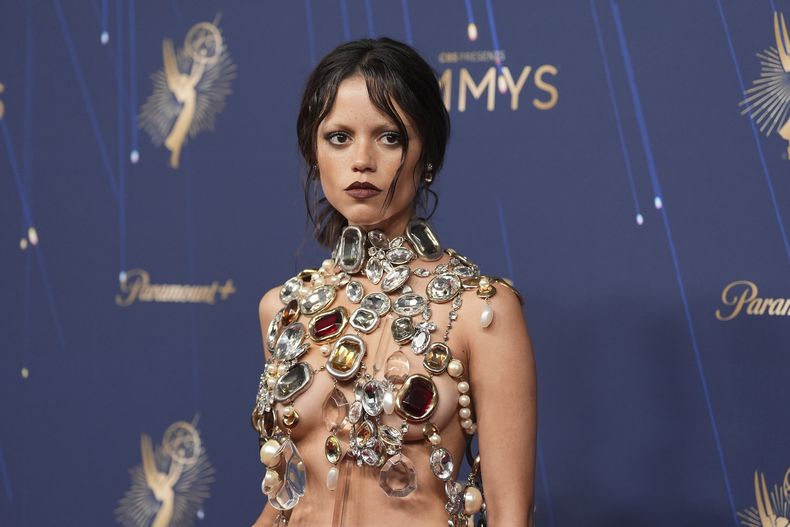 Jenna Ortega llega a la 77.ª edición de los Premios Emmy el domingo 14 de septiembre de 2025 en el Teatro Peacock de Los Ángeles. (Foto Richard Shotwell/Invision/AP)