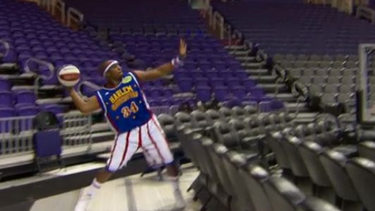 americateve | El jugador Corey "Thunder" Law de los Harlem Globetrotters batió el récord del tiro más largo. Revisa las increíbles imágenes.