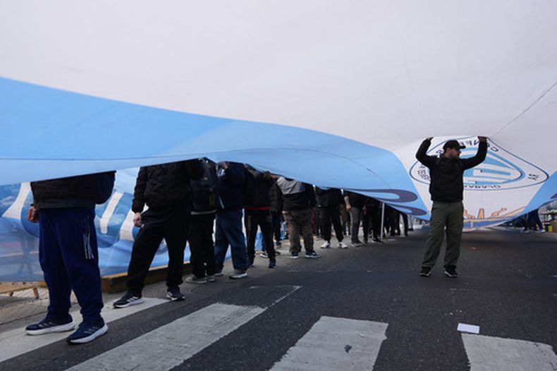 Manifestantes protestan frente al Ministerio de Economía para exigir al Gobierno que tome medidas ante la crisis de la deuda de los hogares en Buenos Aires, Argentina, el jueves 20 de agosto de 2026. (Foto AP/Víctor R. Caivano)