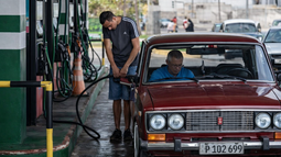 cuba suspende venta de combustible en pesos: solo gasolina en dolares y con limite por cliente